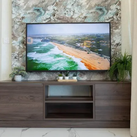 Ivory Seafront With Views!- Fl 9 By Homely