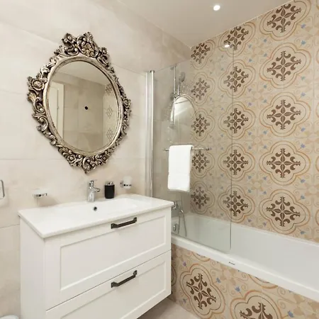 Ivory Seafront With Views!- Fl 9 By Homely