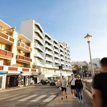Ivory Seafront With Views!- Fl 9 By Homely 公寓
