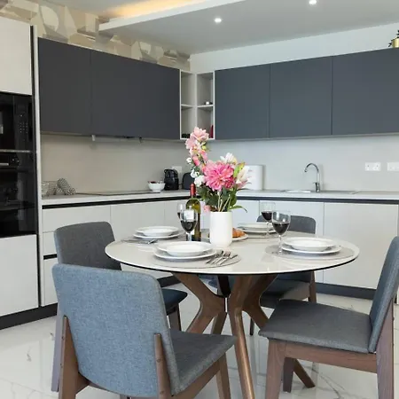 Ivory Seafront With Views!- Fl 9 By Homely *