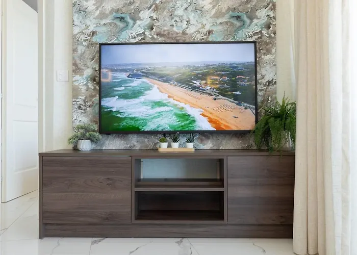 Ivory Seafront With Views!- Fl 9 By Homely