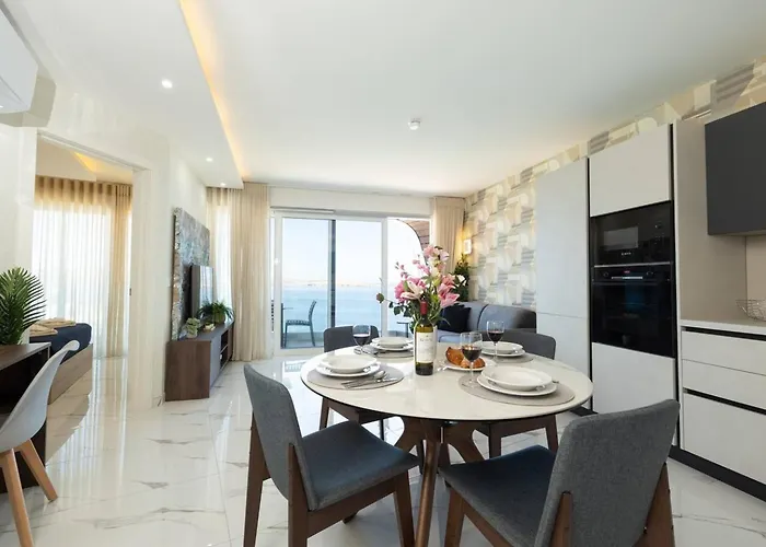 Ivory Seafront With Views!- Fl 9 By Homely *