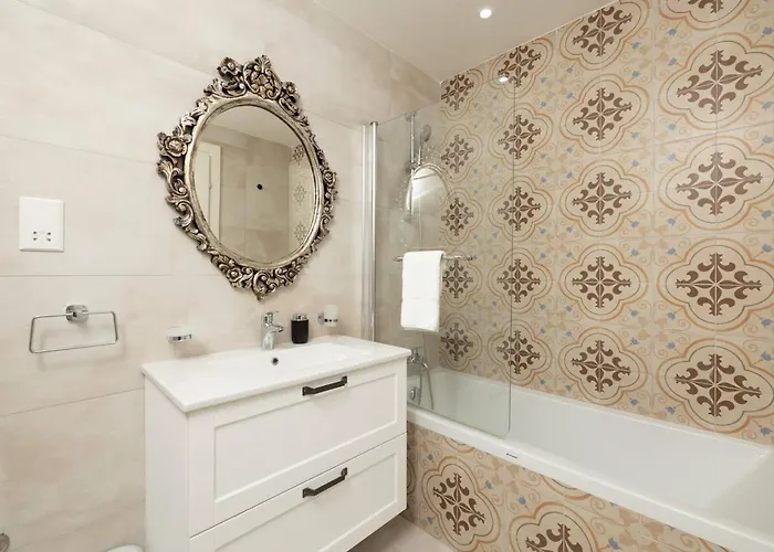 Ivory Seafront With Views!- Fl 9 By Homely