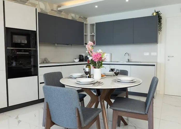 Ivory Seafront With Views!- Fl 9 By Homely *